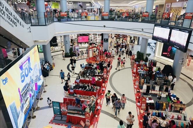 TTTM Aeon Long Biên mở thêm nhiều quầy hàng phục vụ người dân. Ảnh: Trần Việt - TTXVN