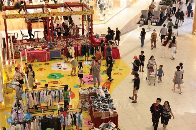 Người dân đến vui chơi, mua sắm tại TTTM Aeon Long Biên. Ảnh: Trần Việt - TTXVN