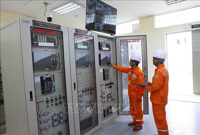 Kiểm tra định kỳ hệ thống cung cấp điện tại Trạm biến áp 110 kV Hoằng Hoá 2, xã Hoằng Ngọc, huyện Hoằng Hoá, tỉnh Thanh Hoá. Ảnh: Vũ Sinh - TTXVN