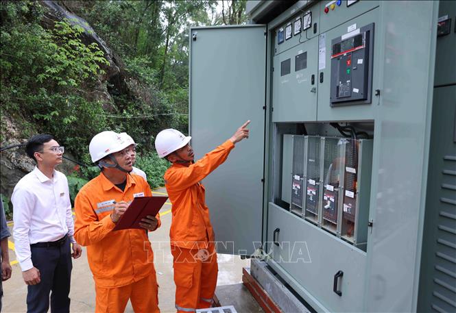 Công nhân Điện lực Thanh Hoá kiểm tra thiết bị điện trong trạm biến áp ở trong khu Du lịch sinh thái biển và nghỉ dưỡng Flamingo, huyện Hoằng Hoá, tỉnh Thanh Hoá. Ảnh: Vũ Sinh - TTXVN