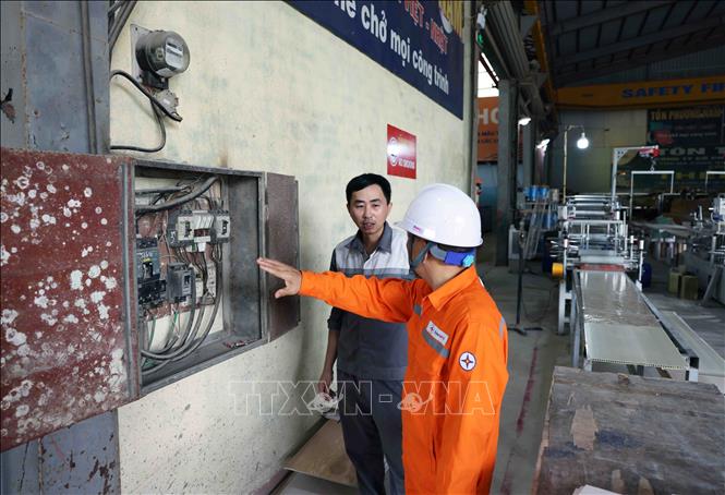 Công nhân Điện lực Thanh Hoá kiểm tra thiết bị điện trong nhà xưởng sản xuất của Công ty An Phong, khu Công nghiệp Tây Bắc ga, thành phố Thanh Hoá, tỉnh Thanh Hoá. Ảnh: Vũ Sinh - TTXVN