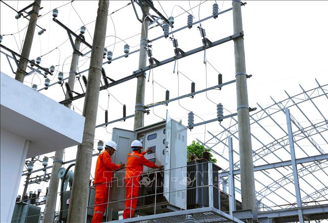 Công nhân Điện lực Thanh Hoá kiểm tra thiết bị điện trong trạm biến áp ở Công ty CP dụng cụ thể thao DELTA, huyện Hoằng Hoá, tỉnh Thanh Hoá. Ảnh: Vũ Sinh - TTXVN