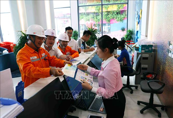 Công nhân Điện lực Thanh Hoá đến tuyên truyền, hướng dẫn việc sử dụng điện an toàn, tiết kiệm và hiệu quả cho nhân viên lễ tân ở khách sạn trong khu Du lịch sinh thái biển và nghỉ dưỡng Flamingo, huyện Hoằng Hoá, tỉnh Thanh Hoá. Ảnh: Vũ Sinh - TTXVN