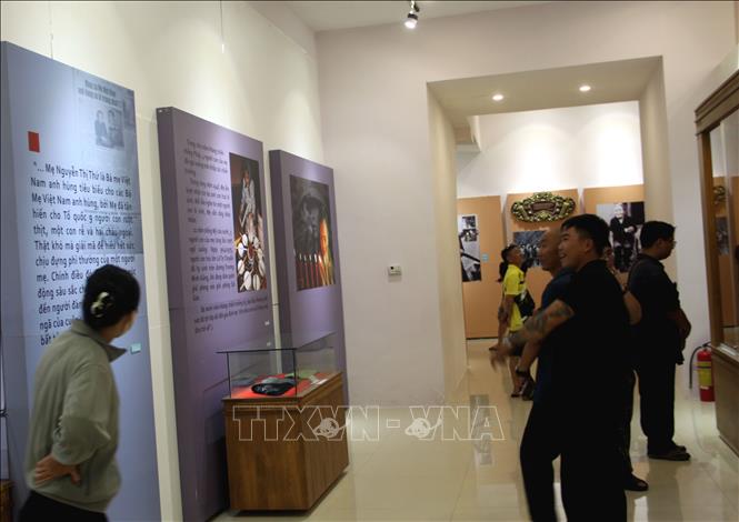 Du khách tham quan không gian trưng bày bên trong quần thể Tượng đài Mẹ Việt Nam Anh hùng. Ảnh: Trịnh Bang Nhiệm - TTXVN