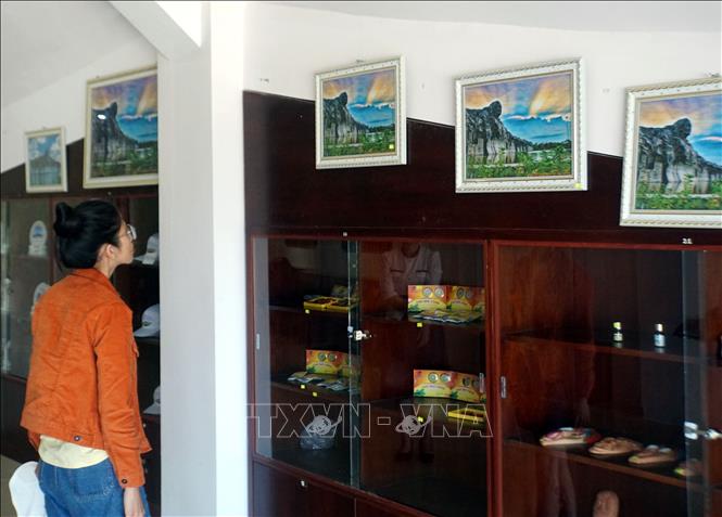 Du khách tham quan không gian trưng bày bên trong quần thể Tượng đài Mẹ Việt Nam Anh hùng. Ảnh: Trịnh Bang Nhiệm - TTXVN
