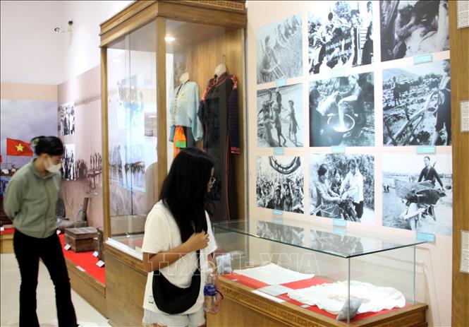 Du khách tham quan không gian trưng bày bên trong quần thể Tượng đài Mẹ Việt Nam Anh hùng. Ảnh: Trịnh Bang Nhiệm - TTXVN