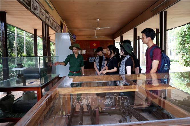 Các bạn trẻ tham quan phòng trưng bày các loại vũ khí của quân và dân địa đạo Củ Chi trong kháng chiến. Ảnh: Hồng Đạt - TTXVN
