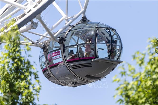 (Tư liệu) Du khách bên trong một cabin kính của vòng quay London Eye tại thủ đô London, Anh. Ảnh: THX/TTXVN