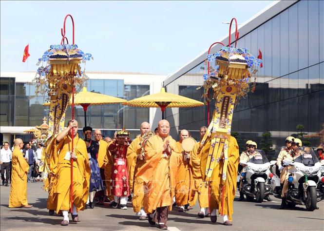 Shakyamuni Buddha’s sacred relics are processed from Tan Son Nhat airport to the Vietnam Buddhist Academy in Ho Chi Minh City. Photo by courtesy/VNA