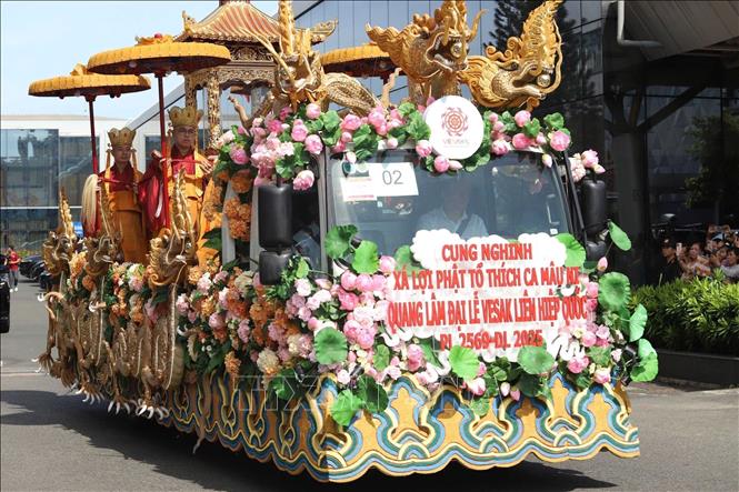 Shakyamuni Buddha’s sacred relics are processed from Tan Son Nhat airport to the Vietnam Buddhist Academy in Ho Chi Minh City. Photo by courtesy/VNA