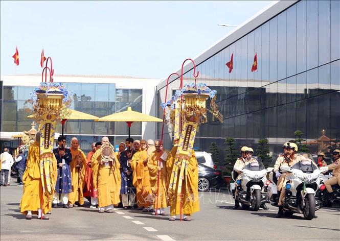 Shakyamuni Buddha’s sacred relics are processed from Tan Son Nhat airport to the Vietnam Buddhist Academy in Ho Chi Minh City. Photo by courtesy/VNA