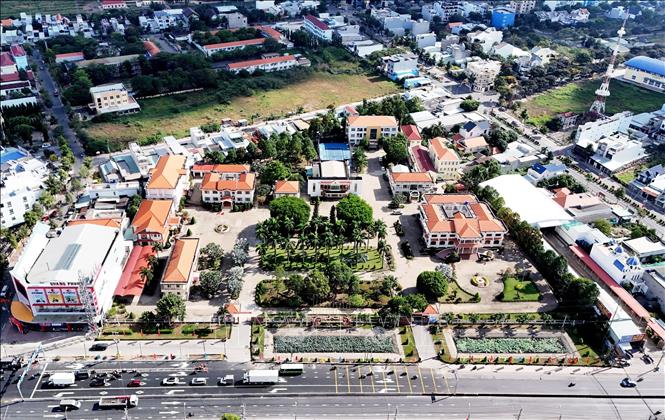 Trung tâm hành chính huyện Bến Lức, huyện giáp ranh với Thành phố Hồ Chí Minh, phát triển mạnh về công nghiệp. Ảnh: Hồng Đạt - TTXVN
