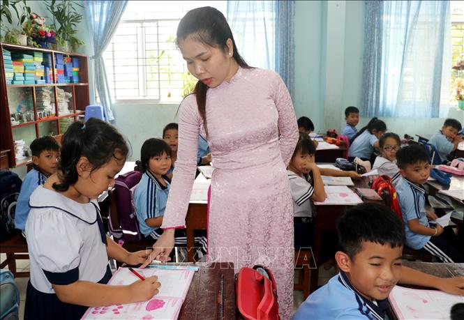 Cô và trò trường tiểu học thị trấn Vĩnh Hưng, huyện Vĩnh Hưng. Ảnh: Hồng Đạt - TTXVN
