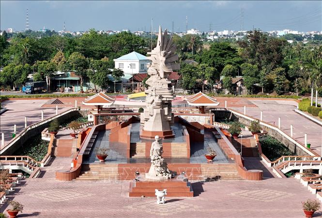 Tượng đài Long An trung dũng kiên cường, toàn dân đánh giặc gồm nhóm tượng người mẹ và chiến sĩ cùng quần thể tượng. Ảnh: Hồng Đạt - TTXVN
