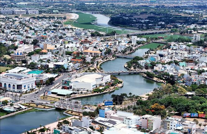Trung tâm thành phố Tân An với dòng kênh Bảo Định chảy qua đổ ra dòng Vàm Cỏ Tây. Ảnh: Hồng Đạt - TTXVN
