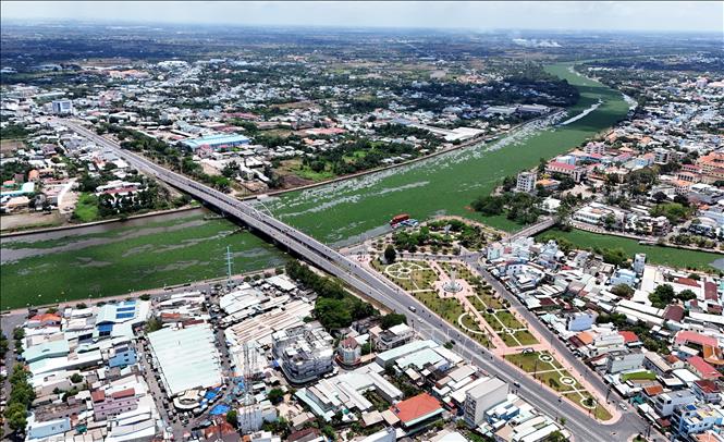 Thành phố Tân An bên dòng Vàm Cỏ Tây. Ảnh: Hồng Đạt - TTXVN
