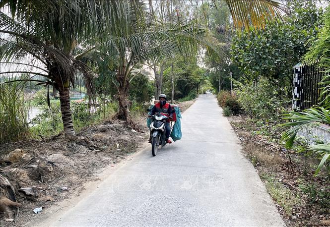 Đường giao thông nông thôn ở huyện Tân Thạnh. Ảnh: Hồng Đạt - TTXVN
