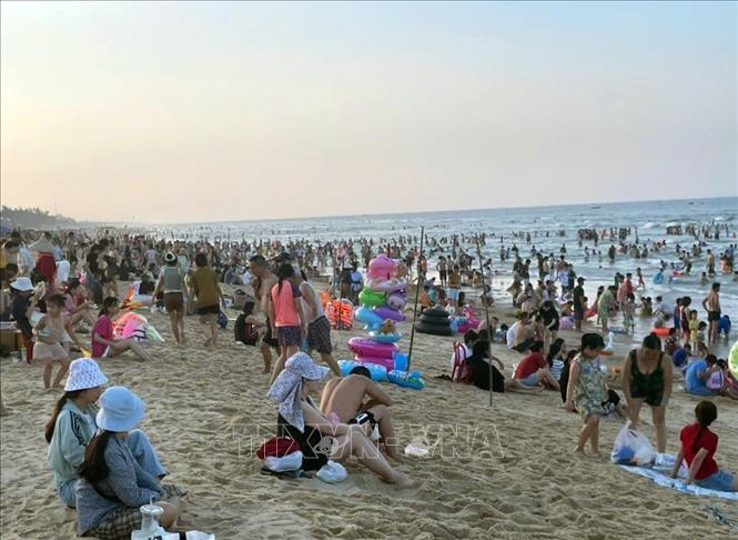 Bãi biển Tam Thanh ở xã Tam Thanh, thành phố Tam Kỳ (tỉnh Quảng Nam) trong những ngày nghỉ lễ luôn chật kín người đến vui chơi. Ảnh: Trịnh Bang Nhiệm - TTXVN