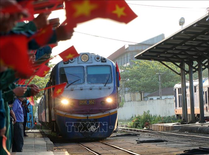 Đoàn tàu chở các lực lượng tham gia diễu binh trở về trong rực rỡ cờ hoa. Ảnh: Quốc Dũng - TTXVN