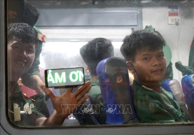 Các chiến sĩ trên tàu cảm ơn sự đón tiếp nồng nhiệt của quân và dân thành phố Đà Nẵng. Ảnh: Quốc Dũng - TTXVN