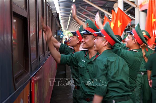 Các chiến sĩ chào tạm biệt những người đồng đội lên đường trở về đơn vị. Ảnh: Quốc Dũng - TTXVN
