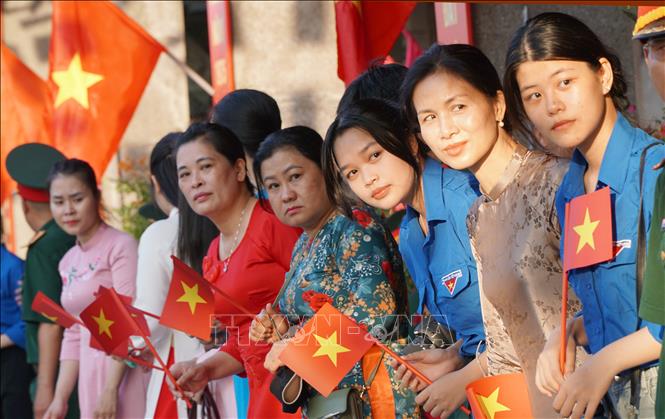 Người dân thành phố Đà Nẵng chờ đợi đoàn tàu chở các cán bộ, chiến sĩ hoàn thành nhiệm vụ trở về. Ảnh: Quốc Dũng - TTXVN