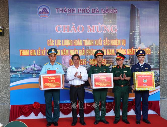 Lãnh đạo Quân khu 5 và UBND thành phố Đà Nẵng tặng quà động viên các lực lượng tham gia diễu binh. Ảnh: Quốc Dũng - TTXVN