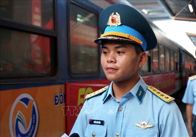 Trung úy Trần Văn Dũng, thành viên khối diễu binh Học viện Phòng không-Không quân vui mừng khi được chào đón nồng nhiệt tại Đà Nẵng. Ảnh: Quốc Dũng - TTXVN