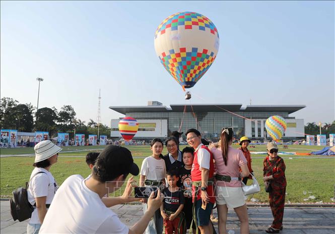 Du khách lưu lại những khoảng khắc đáng nhớ tại lễ hội khinh khí cầu. Ảnh: Hoàng Hùng - TTXVN