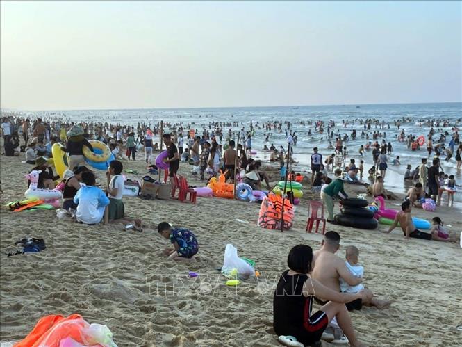 Bãi biển Tam Thanh, xã Tam Thanh, thành phố Tam Kỳ (tỉnh Quảng Nam) trong những ngày nghỉ lễ luôn chật kín người đến vui chơi. Ảnh: Trịnh Bang Nhiệm - TTXVN