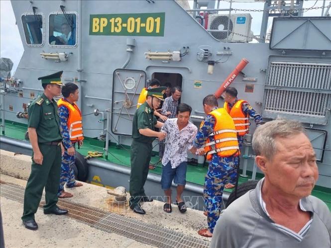Tàu của lực lượng Biên phòng đưa ngư dân vào Côn Đảo. Ảnh: TTXVN phát 