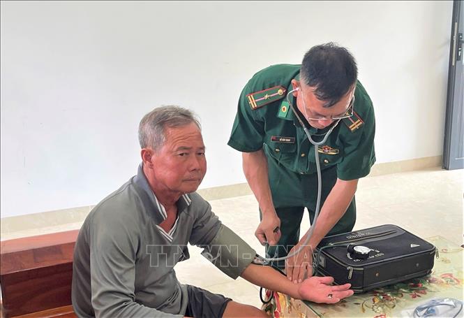Quân y Đồn Biên phòng Côn Đảo thăm khám sức khỏe cho ngư dân. Ảnh: TTXVN phát 