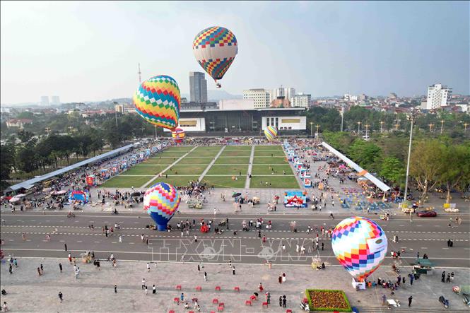 Khinh khí cầu tại quảng trường Hồ Chí Minh, thành phố Vĩnh Yên. Ảnh: Hoàng Hùng - TTXVN