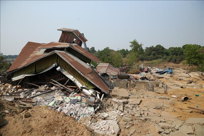Ngôi nhà bị phá hủy do động đất tại Ava, Myanmar. Ảnh: THX/TTXVN