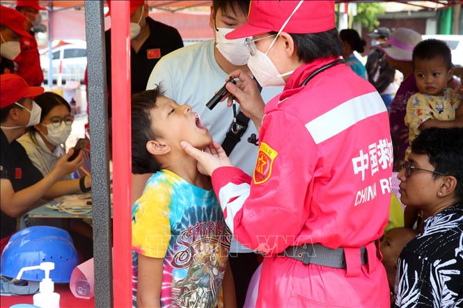 Nhân viên y tế kiểm tra sức khỏe cho người dân tại khu vực bị ảnh hưởng sau trận động đất ở Mandalay, Myanmar. Ảnh: THX/TTXVN