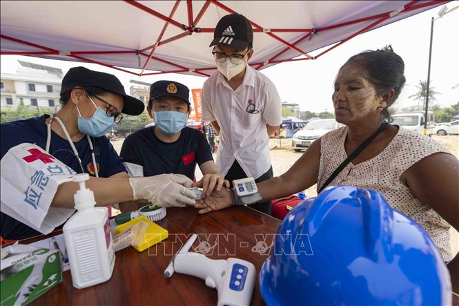 Nhân viên y tế kiểm tra sức khỏe cho người dân tại khu vực bị ảnh hưởng sau trận động đất ở Mandalay, Myanmar. Ảnh: THX/TTXVN