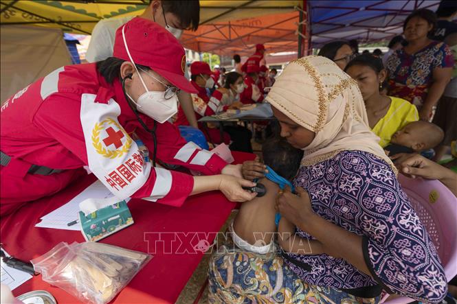 Nhân viên y tế kiểm tra sức khỏe cho người dân tại khu vực bị ảnh hưởng sau trận động đất ở Mandalay, Myanmar. Ảnh: THX/TTXVN