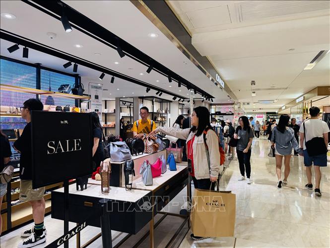 Nhiều sản phẩm được giảm giá để thu hút du khách. Ảnh: Mạc Luyện - PV TTXVN tại Hong Kong (Trung Quốc)