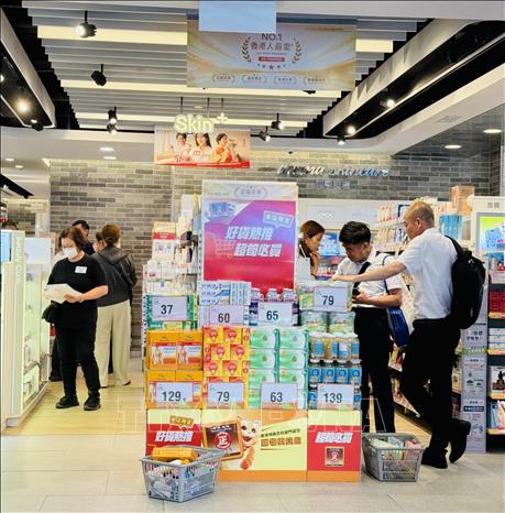 Người dân và du khách mua sắm tại cửa hàng Mannings. Ảnh: Mạc Luyện - PV TTXVN tại Hong Kong (Trung Quốc)
