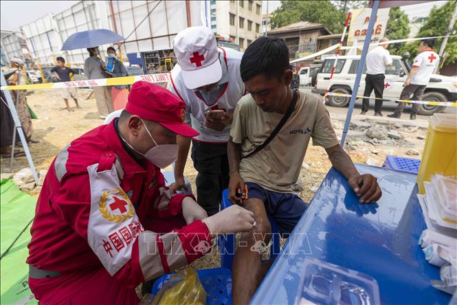 Nhân viên y tế kiểm tra sức khỏe cho người dân tại khu vực bị ảnh hưởng sau trận động đất ở Mandalay, Myanmar. Ảnh: THX/TTXVN