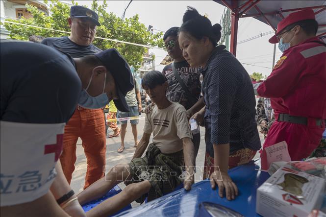 Nhân viên y tế kiểm tra sức khỏe cho người dân tại khu vực bị ảnh hưởng sau trận động đất ở Mandalay, Myanmar. Ảnh: THX/TTXVN