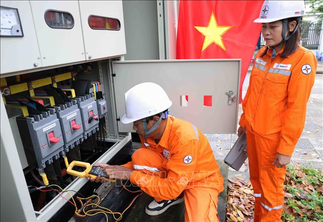 Công nhân Điện lực Thanh Hoá kiểm tra trạm biến áp ở tuyến phố đi bộ thành phố Thanh Hoá, tỉnh Thanh Hoá. Ảnh: Vũ Sinh - TTXVN
