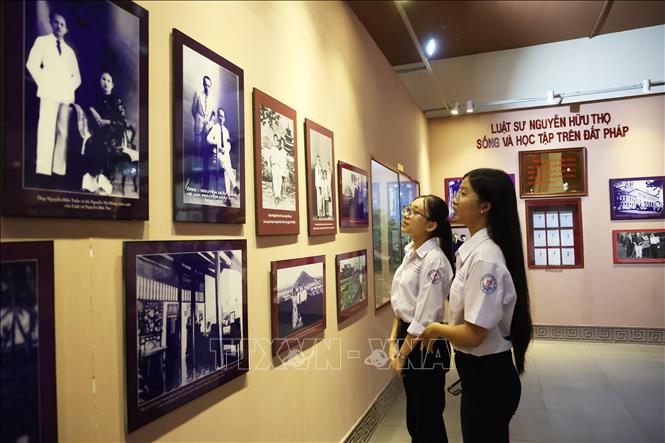 Học sinh trường THPT Nguyễn Trung Trực (huyện Bến Lức) tìm hiểu xuất thân và gia thế của Luật sư Nguyễn Hữu Thọ trên quê hương Bến Lức. Ảnh: Hồng Đạt - TTXVN

