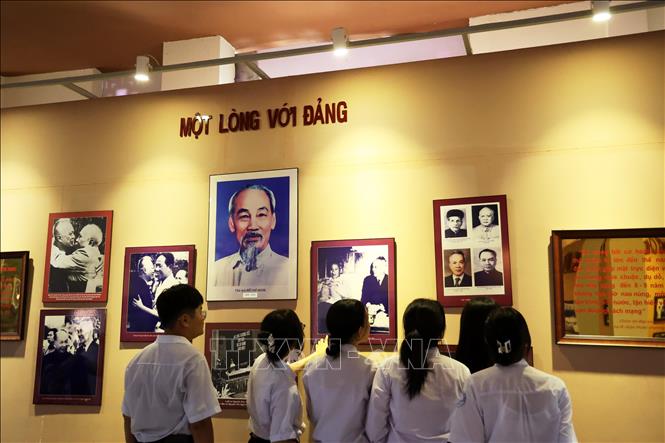 Góc trưng bày “Một lòng theo Đảng” của Luật sư Nguyễn Hữu Thọ. Ảnh: Hồng Đạt - TTXVN
