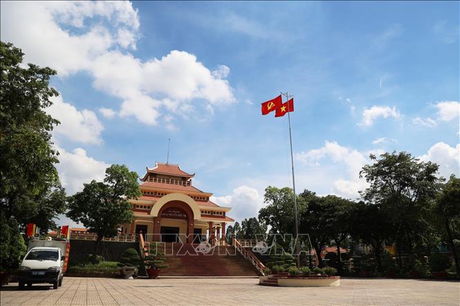 Khu lưu niệm Luật sư Nguyễn Hữu Thọ có tổng diện tích 10.000 m2, gồm 3 khu vực chính: Đền tưởng niệm, Phòng trưng bày thân thế và sự nghiệp luật sư Nguyễn Hữu Thọ và Thư viện Nguyễn Hữu Thọ. Ảnh: Hồng Đạt - TTXVN
