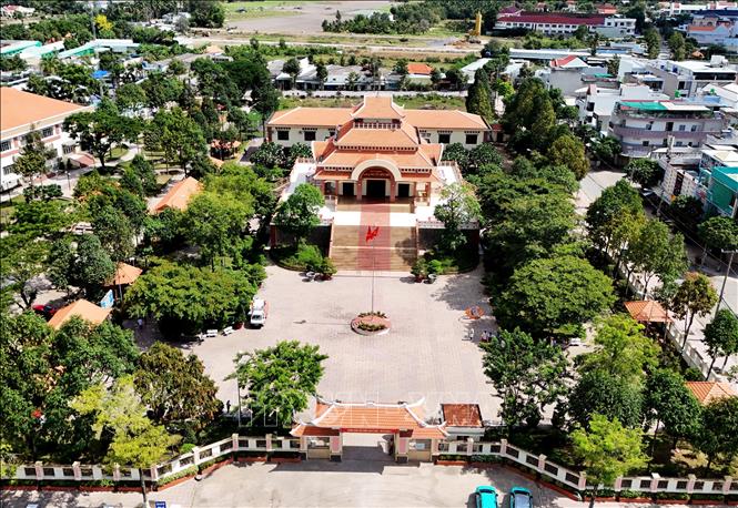 Khu lưu niệm Luật sư Nguyễn Hữu Thọ có tổng diện tích 10.000 m2, có kiến trúc đền độc đáo, mang đậm bản sắc văn hóa phương Nam. Ảnh: Hồng Đạt - TTXVN
