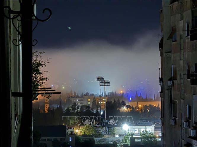 Khói bốc lên sau vụ không kích của Israel xuống thủ đô Damascus, Syria ngày 3/5/2025. Ảnh: THX/TTXVN