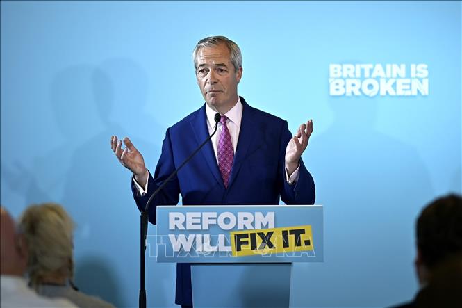 Lãnh đạo đảng Reform UK của Anh, ông Nigel Farage phát biểu trong cuộc vận động bầu cử địa phương ở Dover ngày 24/4/2025. Ảnh: Anadolu Agency/TTXVN