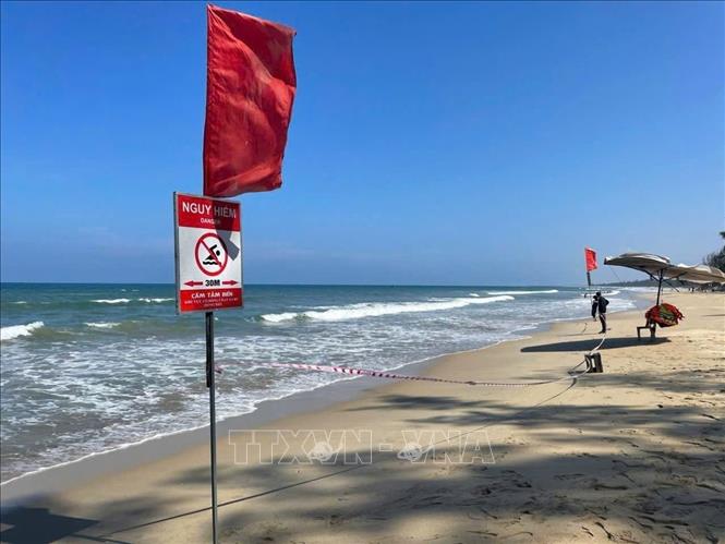 Cảnh báo khu vực không được tắm biển thành phố Quảng Ngãi. Ảnh: TTXVN phát