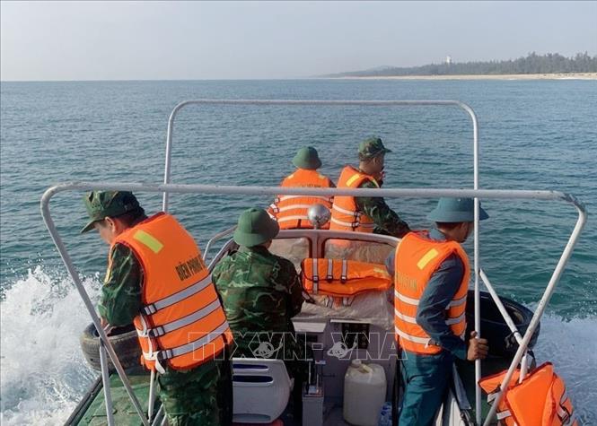 Lực lượng biên phòng Quảng Ngãi tiếp tục tìm kiếm các nạn nhân còn mất tích trên biển huyện Mộ Đức. Ảnh: TTXVN